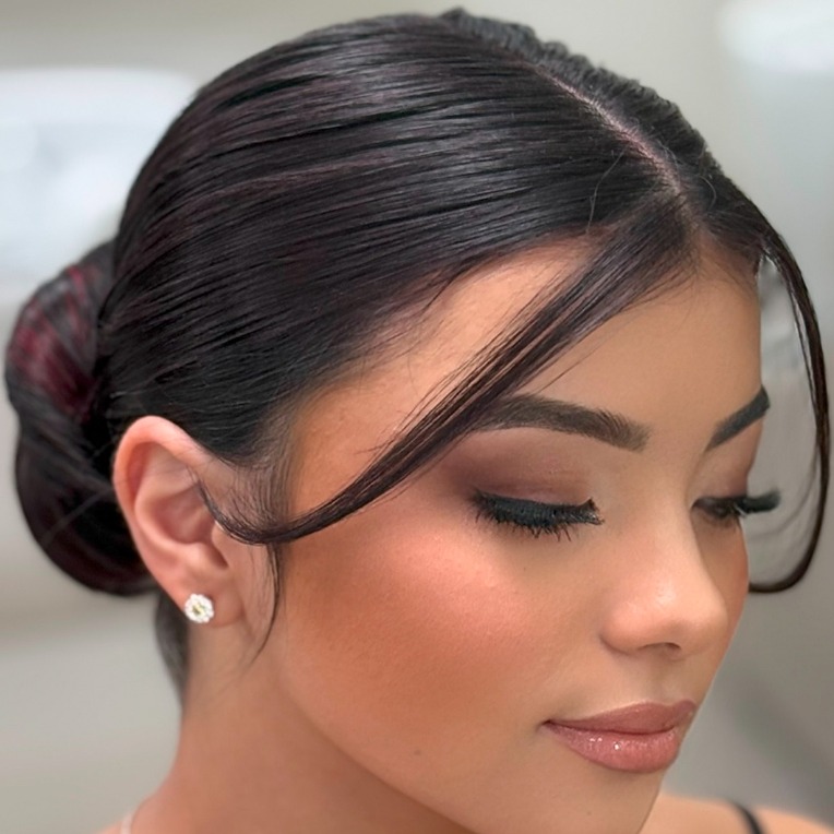 Cliente com penteado preso e make no Nix Beauty Salon