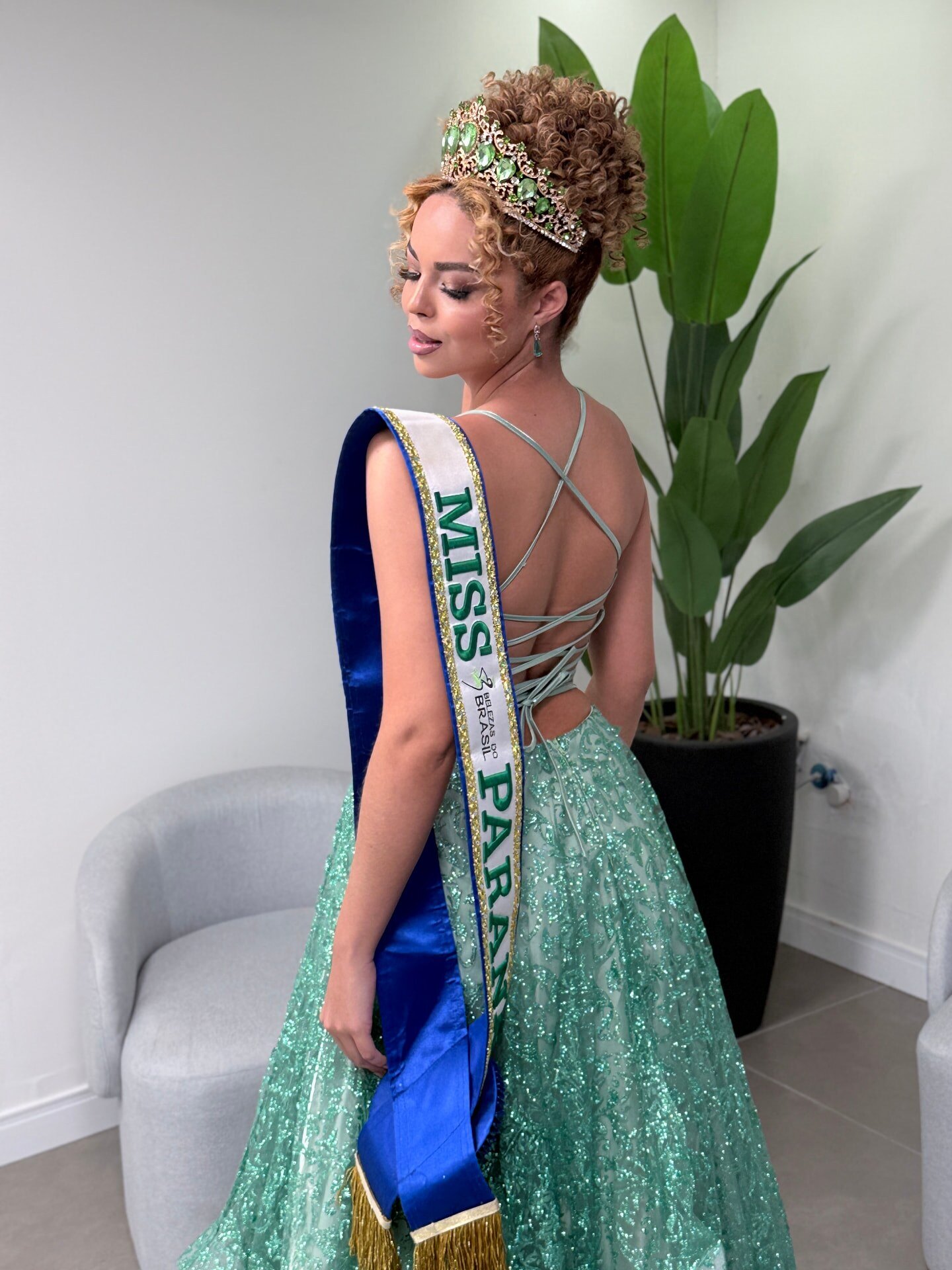 Produção de beleza com penteado em coque alto, cachos e maquiagem para concurso de miss, do Nix Beauty Salon, no Shopping Palladium, em Curitiba