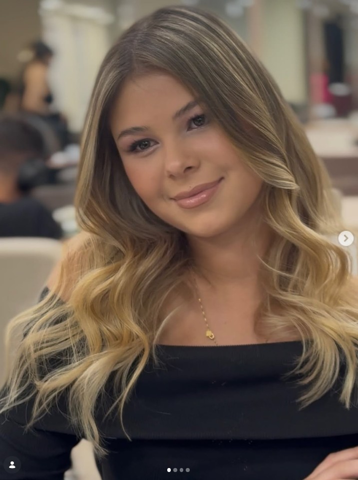 Cliente com cabelo loiro em ondas e mechas no Nix Beauty Salon