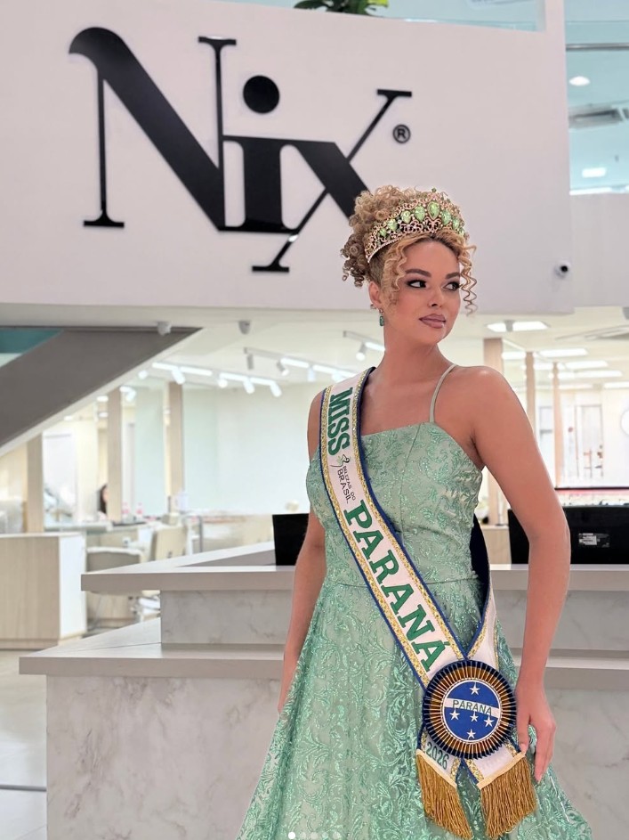 Miss Paraná de vestido verde em frente ao letreiro Nix no Beauty Salon