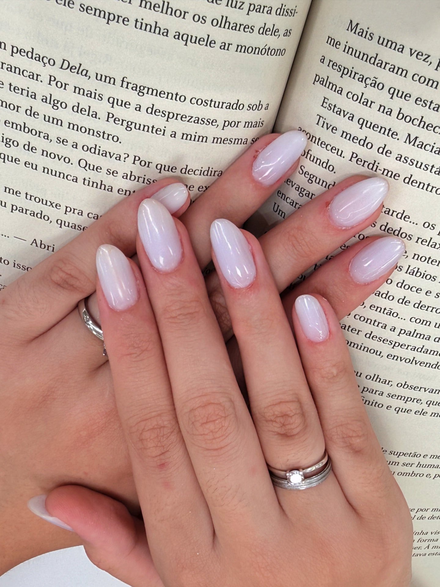 Mãos com unhas esmaltadas em tom perolado, esmaltação feita no Nix Beauty Salon, no Shopping Palladium, em Curitiba