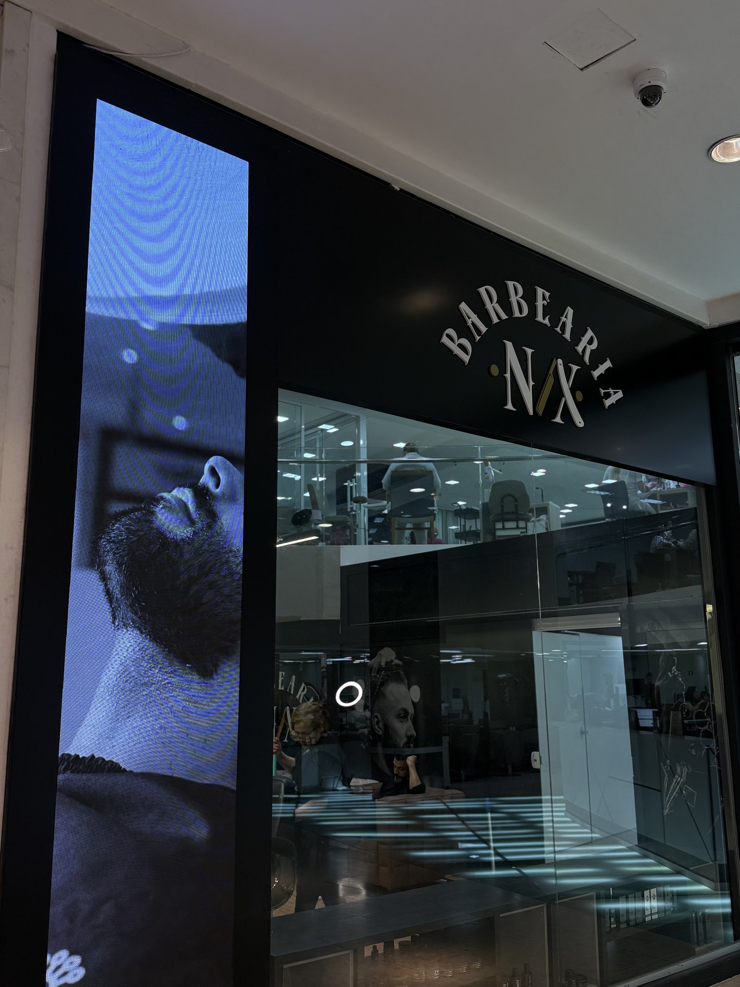 Ambiente da Nix Barbearia, no Shopping Palladium, em Curitiba